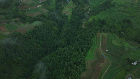 Toma-Aérea-De-Una-Zona-Verde-Diversa-Del-Paisaje-De-Nepal-En-Makwanpur,-Aldea-Nepalí,-Naturaleza,-Colinas,-árboles,-Hermosamente-En-El-Exuberante-Entorno-Turístico-Después-De-La-Lluvia-Monzónica