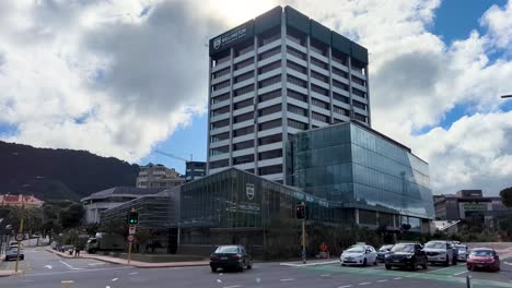 Vista-Exterior-Del-Edificio-Del-Campus-De-La-Universidad-De-Wellington,-Te-Herenga-Waka-Victoria,-Con-Tráfico-En-Las-Calles-De-La-Ciudad-Capital-De-Nueva-Zelanda,-Aotearoa