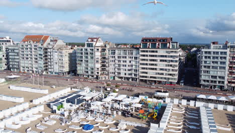 Luftaufnahme-Der-Strandbars-Knokke-Mit-Blick-Auf-Die-Stadt-Und-Die-Umgebung