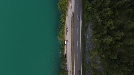 Straße-Zwischen-Land-Und-Wasser,-Fahrzeuge-Fahren-In-Verschiedene-Richtungen