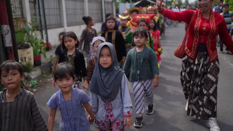 Freude,-Wenn-Kinder,-Jugendliche-Und-Erwachsene-An-Der-Merti-Desa-Veranstaltung-Teilnehmen