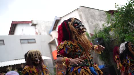 Actuación-De-Niños-En-El-Escenario-De-Danza-Buto-Gedruk-En-El-Evento-Merti-Del-Pueblo