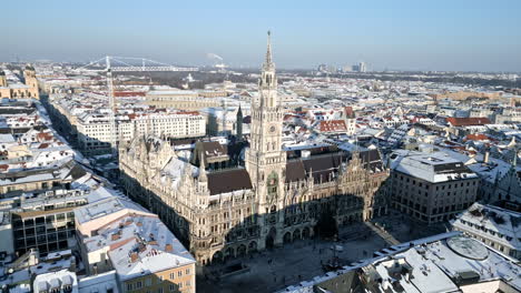 Drone-Flight-in-Winter-over-Munich's-OldTown,-Marienplatz