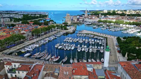 El-Antiguo-Puerto-Con-La-Iglesia-De-San-Nicolás,-La-Cadena-Y-La-Torre-De-La-Linterna-Al-Fondo,-La-Rochelle,-Francia