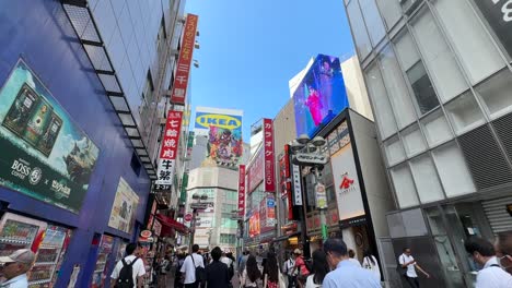 Shibuya-Center-Gai-Im-Herzen-Von-Tokio,-Japan:-Einkaufen,-Essen-Und-Unterhaltung