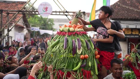 La-Emoción-De-La-Ceremonia-De-La-Montaña-De-Verduras-En-El-Marco-Del-Merti-Desa