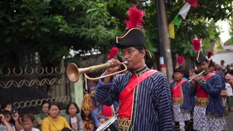 Un-Soldado-Javanés-Realizando-Una-Ceremonia-Y-Tocando-Una-Trompeta-Para-Señalar-El-Inicio-Del-Evento.