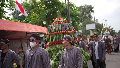 Procesión-De-La-Ceremonia-De-La-Montaña-De-Verduras-En-El-Marco-Del-Merti-Desa