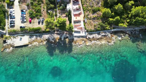 Mar-Turquesa,-Verde-Y-Azul-Rocoso-En-La-Isla-De-Ugljan,-En-El-Condado-De-Zadar,-Croacia