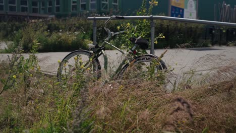 Bicicleta-Aparcada-En-La-Acera-En-Un-Día-Ventoso-Y-Soleado-En-Ámsterdam