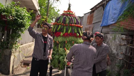 Procesión-De-La-Ceremonia-De-La-Montaña-De-Verduras-En-El-Marco-Del-Merti-Desa