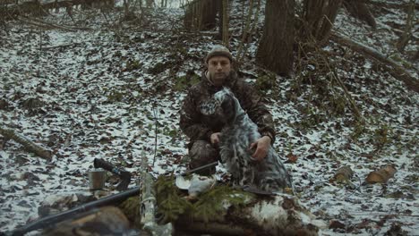 Entspannen-Sie-Sich-Mit-Diesem-Herzerwärmenden-Video-Von-Einem-Mann-Und-Seinem-Hund,-Die-Einen-Gemütlichen-Abend-Am-Lagerfeuer-Genießen