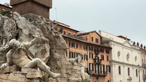 Estatuas-De-La-Fuente-De-Fiumi-En-La-Piazza-Navona,-Roma,-Italia,-Con-Un-Fondo-De-Arquitectura-Histórica