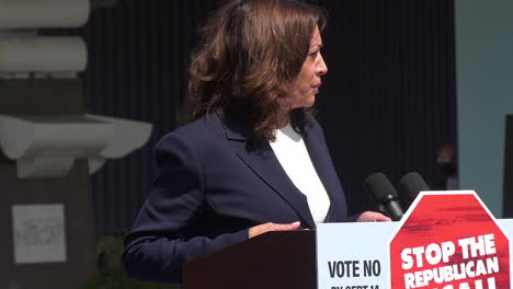 La-Candidata-Demócrata-Kamala-Harris-Pronuncia-Un-Discurso-Durante-Su-Campaña-Presidencial