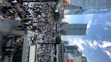 Shibuya-Crossing-Scramble-In-Tokyo,-Japan.-Vertical-Timelapse