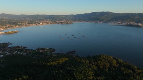 Paisaje-Idílico-De-Lago-Y-Montañas-En-Nigrán,-España---Fotografía-Aérea-Con-Dron