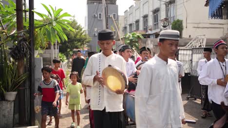 Children-chanting-prayers-while-playing-tambourines-on-the-street