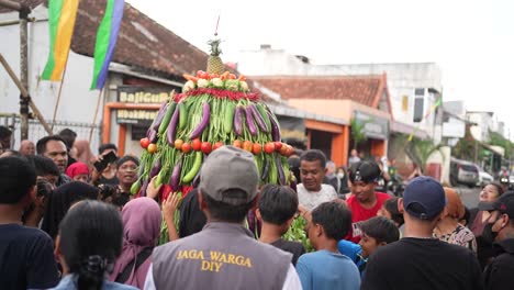 The-excitement-of-the-vegetable-mountain-ceremony-in-the-framework-of-Merti-Desa