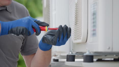 Técnico-Profesional-De-HVAC-Que-Realiza-Mantenimiento-De-Acondicionadores-De-Aire,-Trabajando-Con-Un-Destornillador