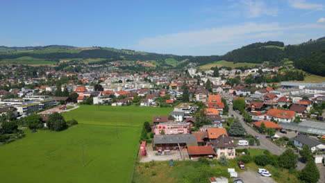 Vista-Aérea-Del-Pueblo-De-Steffisburg,-Cerca-De-Thun,-En-Suiza