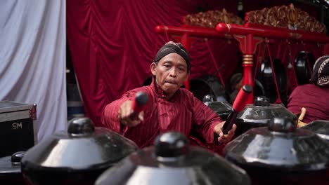 Un-Viejo-Músico-Toca-El-Bonang,-Que-Es-Uno-De-Los-Instrumentos-Musicales-Del-Gamelan.