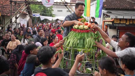 La-Emoción-De-La-Ceremonia-De-La-Montaña-De-Verduras-En-El-Marco-Del-Merti-Desa