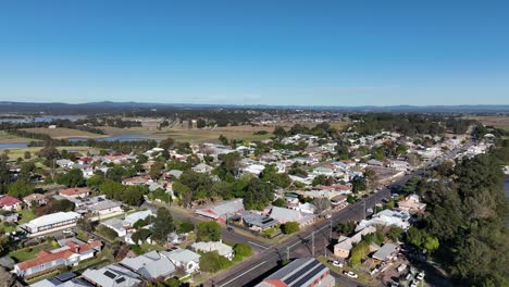 Toma-Aérea-De-Un-Dron-En-Morpeth,-Nueva-Gales-Del-Sur,-Sobrevolando-El-Río-Hunter-Hacia-El-Puente