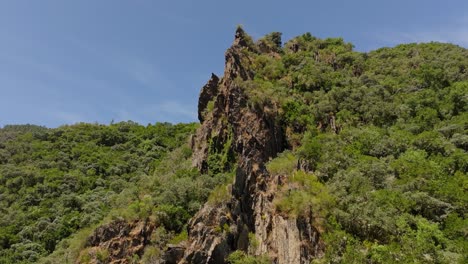 Montaña-Rocosa-Y-Exuberante-Vegetación-En-Encoro-De-Santo-Estevo,-España---Fotografía-Con-Dron