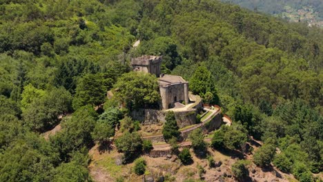 Schloss-Von-Sobroso-In-Vilasobroso,-Galizien,-Spanien---Drohnenaufnahme-Aus-Der-Luft