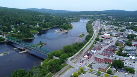 Vista-Aérea-Desde-Un-Dron-Sobre-La-Ciudad-De-Richmond,-Quebec,-Canadá