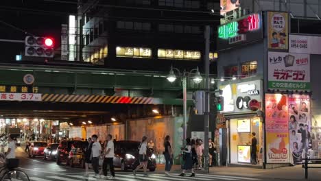 Shin-Okubo-Es-Una-Zona-De-Moda-Llena-De-Tiendas,-Restaurantes-Y-Cafés-Con-Temática-De-ídolos-Del-K-pop-En-La-Ciudad-De-Shinjuku,-Tokio,-Japón.