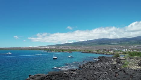 Hermoso-Puerto-Tropical-De-Aguas-Azules