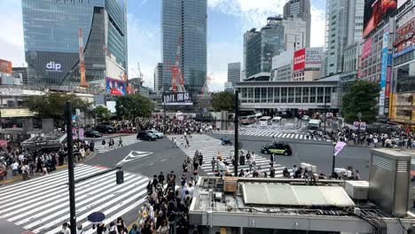 Shibuya-Crossing-Scramble-In-Tokyo,-Japan