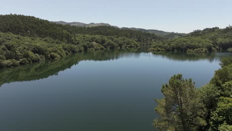 Serenas-Aguas-Del-Río-Oitaven-Cerca-De-Encoro-De-Eiras-En-Pontevedra,-Galicia,-España.