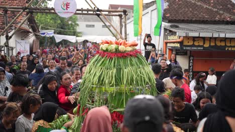 La-Emoción-De-La-Ceremonia-De-La-Montaña-De-Verduras-En-El-Marco-Del-Merti-Desa