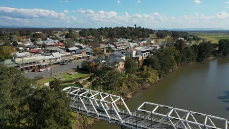 Toma-Aérea-De-Un-Dron-En-Morpeth,-Nueva-Gales-Del-Sur,-Sobrevolando-El-Río-Hunter-Hacia-El-Puente