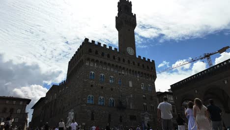 Turistas-Visitando-El-Palazzo-Vecchio-Y-La-Fuente-De-Neptuno-En-Florencia,-Italia,-Lapso-De-Tiempo