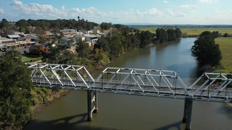 Morpeth-NSW-Drohnenaufnahme-Beim-Flug-über-Den-Hunter-River-In-Richtung-Brücke