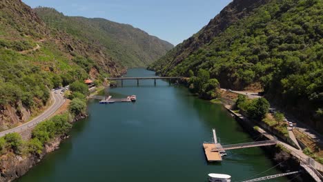 Paisaje-Idílico-De-Montañas-Y-Río-En-Encoro-De-Santo-Estevo,-España---Fotografía-Con-Dron