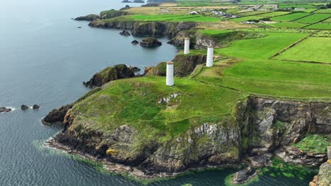 Irland,-Epische-Orte,-Luftbild,-Landschaft,-Küste-Von-Waterford,-Die-Drei-Türme-In-Der-Bucht-Von-Tramore,-Die-Schiffe-Vor-Den-Gefahren-Dieser-Gewässer-Warnen