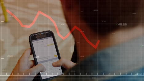 Animación-Del-Procesamiento-De-Datos-Financieros-Sobre-Un-Hombre-Caucásico-Usando-Un-Teléfono-Inteligente