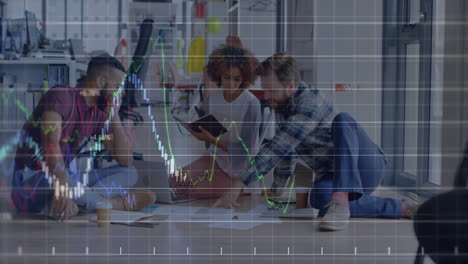 Animation-Von-Finanzdatendiagrammen-über-Einem-Vielfältigen-Geschäftsteam,-Das-Auf-Dem-Boden-Zusammenarbeitet