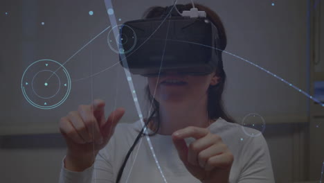 Usando-Casco-De-Realidad-Virtual-E-Interactuando,-Mujer-Con-Animación-De-Interfaz-Virtual