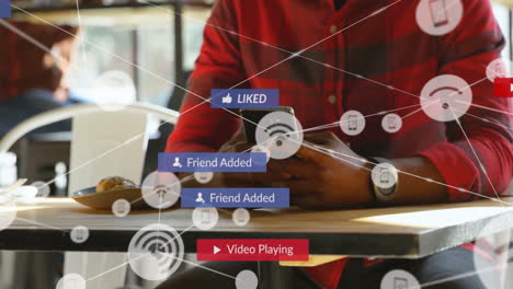 Usando-Un-Teléfono-Inteligente-En-Una-Cafetería,-Aparecen-Notificaciones-E-Interacciones-Animadas-En-Las-Redes-Sociales
