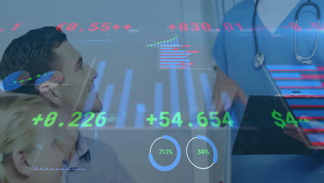 Discutiendo-En-El-Hospital,-Profesionales-De-La-Salud-Con-Animación-De-Datos-Financieros-Y-Estadísticas