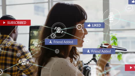 Animation-Der-Interaktion-In-Sozialen-Medien-über-Eine-Frau,-Die-Im-Büro-Ihr-Smartphone-Benutzt