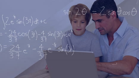 Usando-Una-Computadora-Portátil,-Padre-E-Hijo-Con-Animación-De-Ecuaciones-Matemáticas-En-El-Fondo