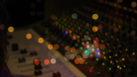 Animación-De-Luces-Bokeh-De-Colores-Superpuestas-Sobre-La-Consola-De-Mezcla-De-Audio-En-Un-Estudio-De-Música