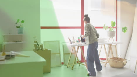 Caminando-En-Un-Estudio-De-Arte,-Animación-De-Una-Mujer-Rodeada-De-La-Bandera-De-Irlanda