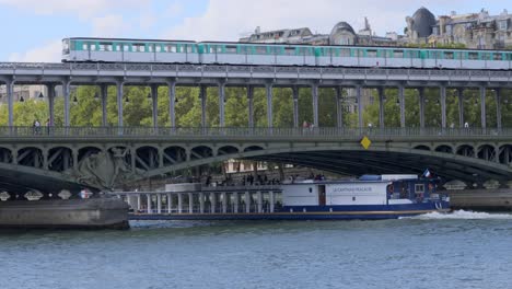 4-Modos-De-Transporte-Diferentes-En-París,-Francia